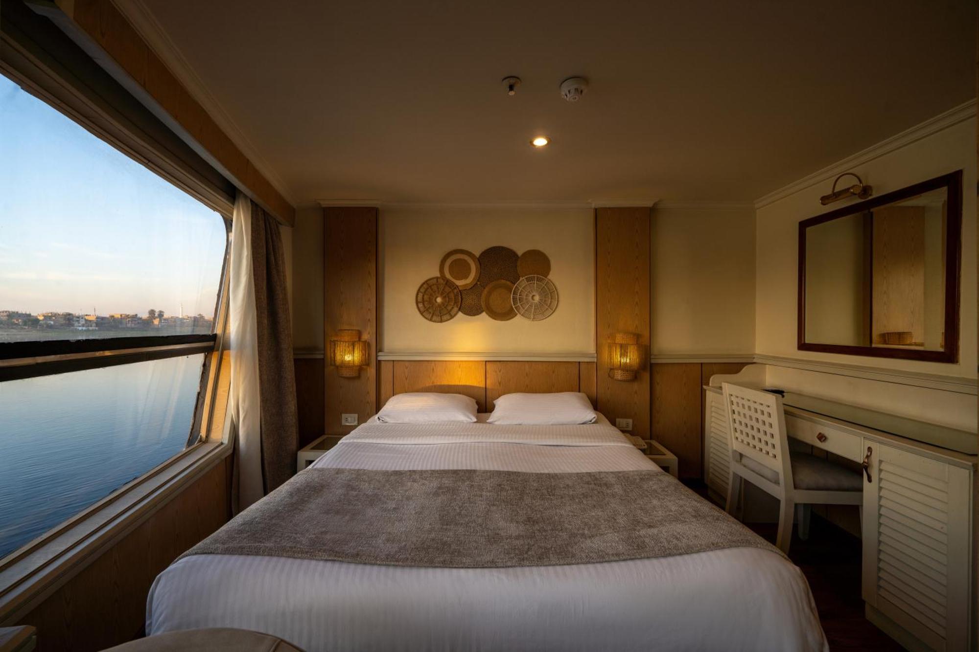 Готель Magic I Nile Cruise Deluxe Boat The Scheduled Departure Is On Saturday For A 7-Day Nile Cruise Луксор Екстер'єр фото